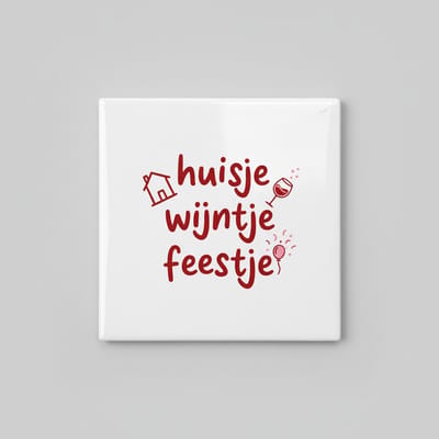 Nederlandse Tekst Keramische Tegel “Huisje Wijntje Feestje” – Grappige Wijn & Huis Humor Wanddecoratie – 15 × 15 cm
