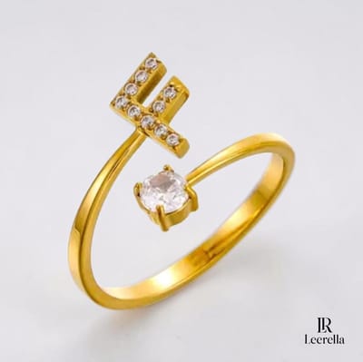 Leerella | F | Verstelbare Goudkleurige Initialen Ring - RVS Letter Ring met Zirconia Steentjes - Persoonlijke Naamring Dames