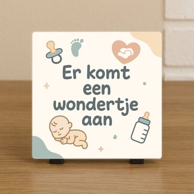 Wenstegeltje “Er Komt Een Wondertje Aan” – Schattig Zwangerschap Cadeau – Spreuktegel – Stijlvolle Woondecoratie met Boodschap – Trendy nu– Hip trendy tegeltje – Cadeau – Deco – Decoratief Tegeltje met Standaard – Cadeau Idee