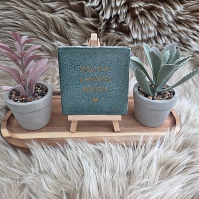 Robuust Wenstegeltje – You Are a Limited Edition – Hip trendy tegeltje – 10x10 cm – Uniek Cadeau voor Vriendin, Juf, Tante, Zus of Collega – Stijlvolle Woondecoratie met Boodschap – Trendy nu – Decoratief Tegeltje met Standaard – Cadeau Idee