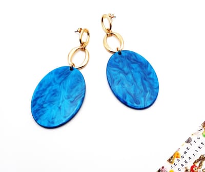 Jeannette-Creatief® - Resin - Bleu Golden Rings - Ovale oorhangers - Blauwe oorbellen - Lange Oorbellen - Gouden oorbellen - Oorbellen dames - Dames oorbellen - Dames oorhangers - Koningsdag - Koningsblauw