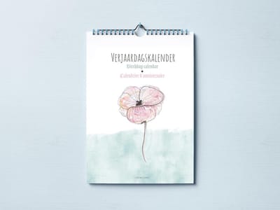 Verjaardagskalender A4 – Wandkalender – Aquarel bloemen – Meertalige kalender Nederlands, Engels, Frans – Ophanghaakje