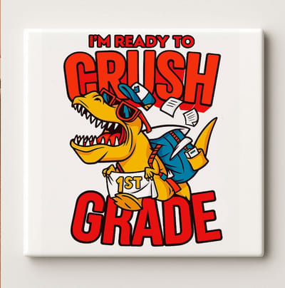 “I’m Ready to Crush 1st Grade” Dino Tegel – 15x15cm Leuke Keramische Muurdecoratie, Perfect Cadeau voor Kinderen, Klaslokaal of Terug-naar-School Decoratie