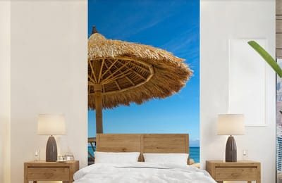 Behang - Fotobehang Strandstoel - Strand - Parasol - Zee - Zomer - Breedte 120 cm x hoogte 240 cm