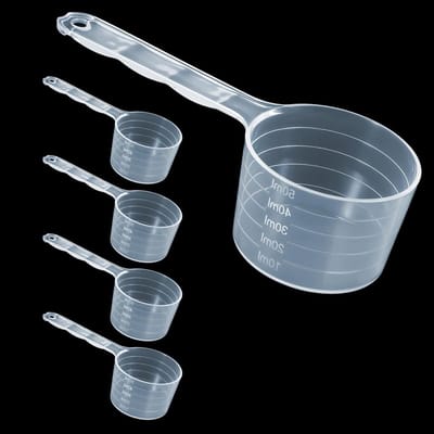 Set van 5 transparante maatbekers en lepels met schaalverdeling voor nauwkeurig doseren van vloeistoffen en poeders zoals wasmiddel en proteïnepoeder, ideaal voor keuken en sport.