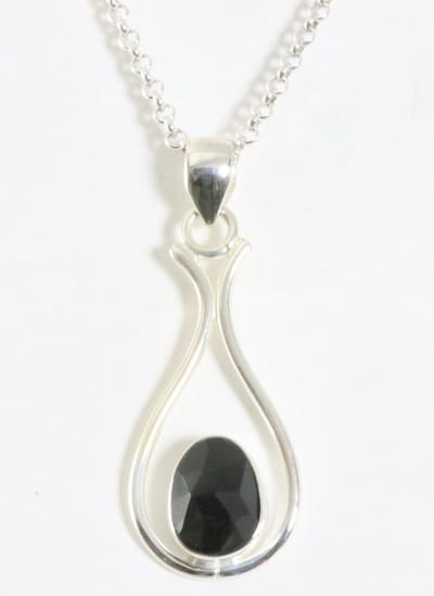 Opengewerkte zilveren hanger met gefacetteerde onyx aan ketting