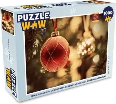 Puzzel Een close-up van decoratieve Kerstmis versiering bij een kerstboom - Legpuzzel - Puzzel 1000 stukjes volwassenen - Kerst - Cadeau - Kerstcadeau voor mannen, vrouwen en kinderen