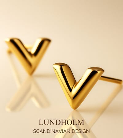 Lundholm Oorknopjes Dames Goudkleurig Jewellery knopjes - Premium Stainless Steel Gold Plated - Kleine Oorbelletjes Studs V Shape Goud Verguld - My Viva Serie - Vrouwen Cadeautjes - Luxe Geschenkverpakking