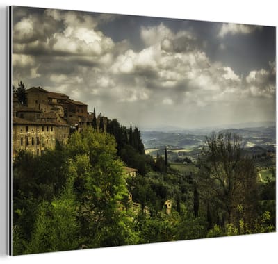 Aluminium schilderij 180x120 cm - Wanddecoratie metaal - Wolken over de Toscaanse heuvels in de Italiaanse ommuurde stad San Gimignano - Metalen muurdecoratie woonkamer - Decoratie industrieel - Foto op dibond - Industriële accessoires slaapkamer