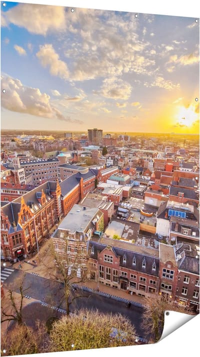 Gards Tuinposter Groningen Stad bij Zonsondergang - 120x180 cm - Tuindoek - Tuindecoratie - Wanddecoratie buiten - Tuinschilderij