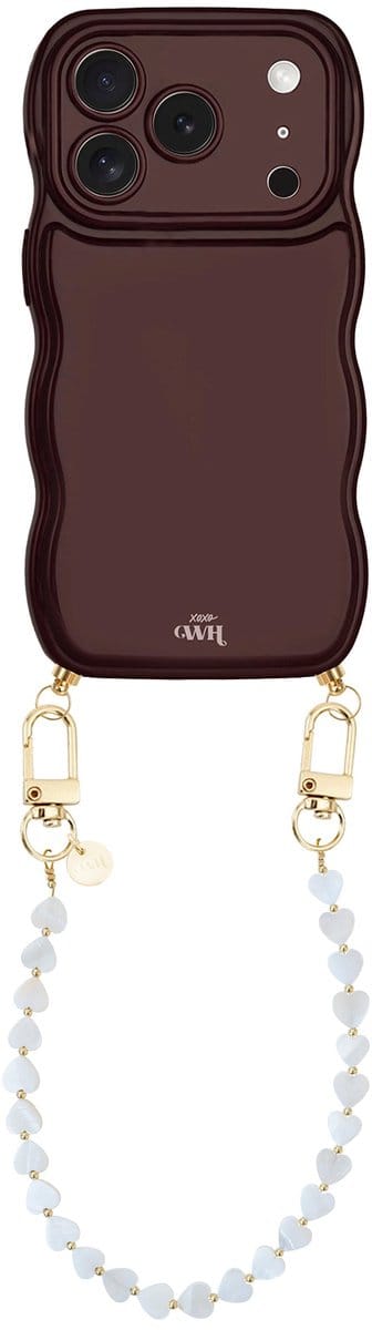 xoxo Wildhearts Glossy Wavy Cord Case Burgundy - Shell Hearts - Beige (kort koord) - Geschikt voor iPhone 17 Pro Max - Glimmend telefoonhoesje met golven - Hoesje met koord - Hartjes ketting - kort telefoonkoord - Bordeaux rood met beige