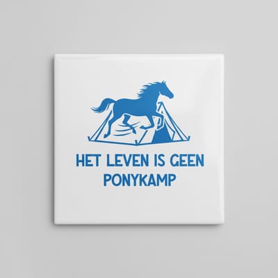 “Het Leven Is Geen Ponykamp” Keramische Tegel met Paardenillustratie – Grappige Motiverende Quote Wanddecoratie – 15 × 15 cm