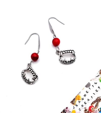 Jeannette-Creatief® - Halloween - Dracula's Teeth - Oorhangers - Oorbellen - Oorbellen Dames - Scary - Dracula - Halloween kostuum - Gebit - Bloed - Halloween oorbellen - Rode oorbellen - Oorhangers - Natuursteen - Carnaval - Carnavalskleding