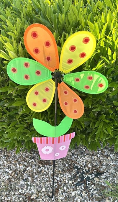 Windmolen met "bloembak" - meerkleurig + zonnebloemen - nylon + kunststof steker- dia 29 cm x hoogte 83 cm - Tuinaccessoires - Tuinstekers