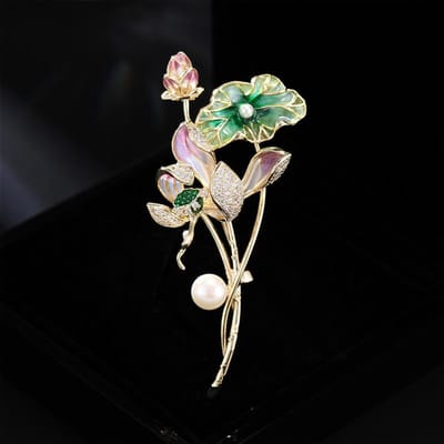 Broche Fleur de Lotus Émail Élégant Design Luxe Léger pour Femme Broche Tendance Polyvalente Design de Niche beige