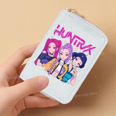 Perfect KPop Demon Hunters Dames Korte Portemonnees PU Leer Creditcardhouder Meerdere Sleuven Kleine Portemonnees met Rits Dames Clutch Portemonnee white