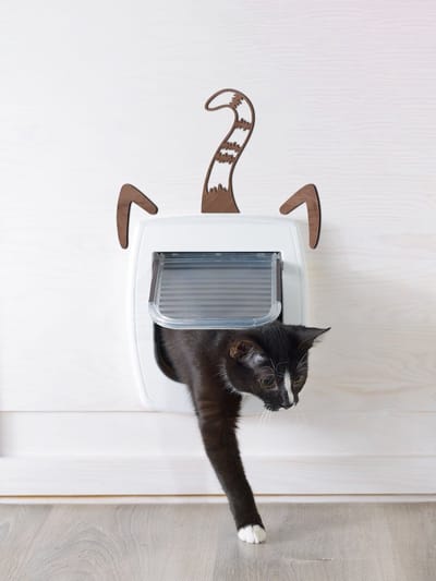 Deur decoratie - Door decoration | Kattenluik gestreept 15 x 20cm Cat door striped | Donker hout - Dark wood | Kattenaccessoires - Cat accessories - Tabby Kitty Pass - Interior - Fancy Cats - Kattenflap