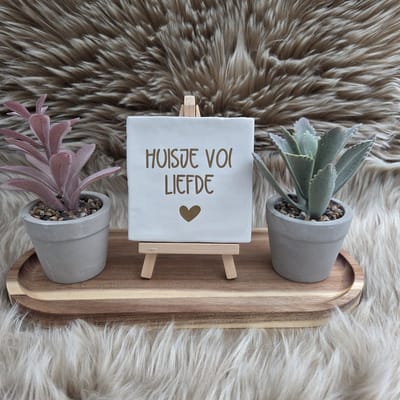 Robuust Wenstegeltje – Huisje vol Liefde – Hip trendy tegeltje – 10x10 cm – Cadeau voor Nieuwe Woning, Housewarming of Gezinscadeau – Sfeervol en Persoonlijk - Vriend(in) - Zomaar – Trendy nu – Decoratief Tegeltje met Standaard – Cadeau Idee