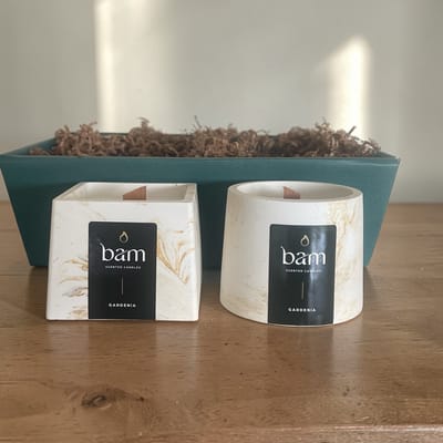 Geschenkmand met 2 Gardenia Geurkaarsen van Zonnebloemwas – Luxe Cadeauset – Handgemaakte Geurkaarsen – Bloemige Geur