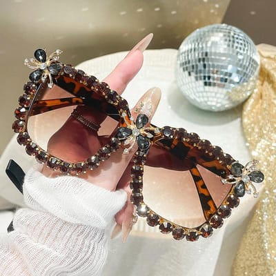Lunettes de soleil premium pour femme, monture large, incrustées de diamants, fabriquées à la main, avec une touche unique et haut de gamme, style stt tendance black