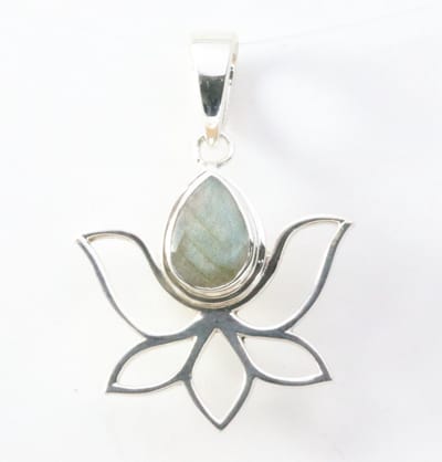 Opengewerkte zilveren lotus bloem hanger met labradoriet
