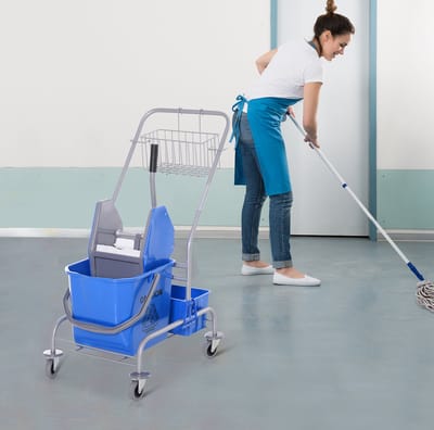 MEUNIQ schoonmaakwagen 25 liter met wringer, opbergmand, kunststof rek en 4 rollen, reinigingswagen voor hotel, school en openbare ruimte, blauw