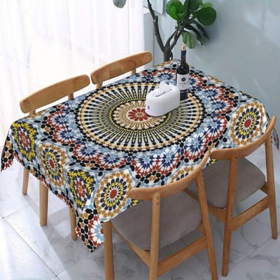Fabriquée en polyester de première qualité, cette nappe présente un tissage jacquard fin, des broderies florales et des découpes ajourées.. Il est résistant à la chaleur et à la poussière. 90x140cm