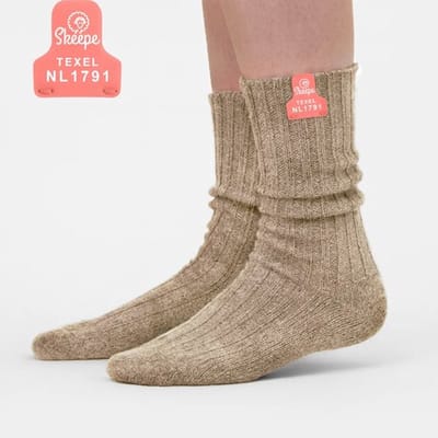 Skéépe – schapenwollen sokken van Texel – beige – middel lang – roze label – maat 36-38