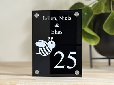 Naambordje / huisnummer voordeur | bij | hommel | 15x20cm | glans zwart | RVS afstandhouders