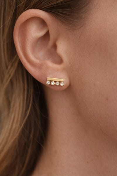 Lundholm Oorknopjes Dames Zirkonia Zilverkleurige Studs Kleine Oorknopjes Jewellery – Oorstekers Dames – Premium Stainless Steel – zilver kleurige Studs met 4 Zirkonia Steentjes (1,4 cm) – My Mara Serie – Luxe Geschenkverpakking – Cadeau voor Haar