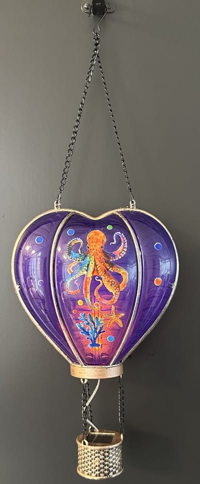 Decoratieve solarlamp hart met luchtballon " met flame LED " - Octopus print paars - kunststof - hangend model - hoogte 46 x 16 x 9.5 cm - Tuindecoratie - Tuinverlichting