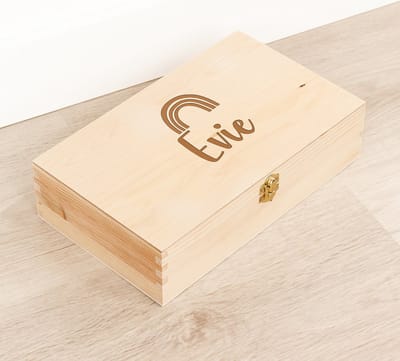 Houten kistje 'Evie' Regenboog - Tekenkist - Herinneringsdoos - Kraamcadeau - Knutseldoos - Memorybox - Baby - Geboorte