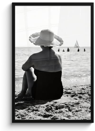 Poster in lijst - Fotolijst 60x90 cm - Posters - Vrouwen - Zonnehoed - Strand - Zwart - Wit - Posterlijst zwart - Decoratie - Wanddecoratie woonkamer - Muurdecoratie slaapkamer