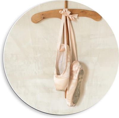 Forex Wandcirkel - Ballerina Spitzen aan Hangertje - 40x40cm Foto op Wandcirkel (met ophangsysteem)