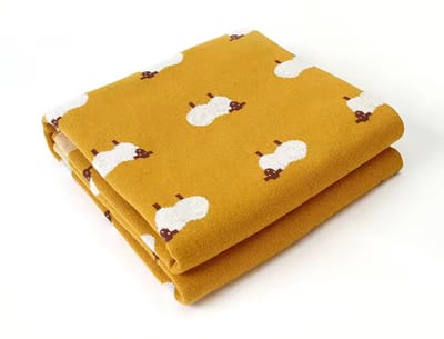 IL BAMBINI Okergeel - mosterdgeel babydeken met schaapjes - 100% katoen extra zacht 100x80cm - Pluisvrije deken - babydekentjes voor wieg of ledikant - kraamcadeau