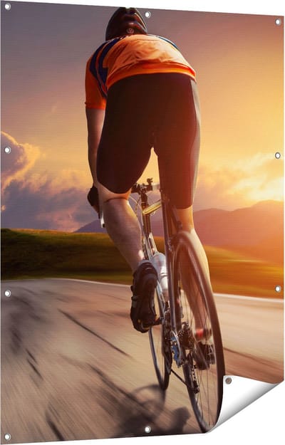 Gards Tuinposter Wielrennen Fietser op de Weg bij Zonsondergang - 90x120 cm - Tuindoek - Tuindecoratie - Wanddecoratie buiten - Tuinschilderij