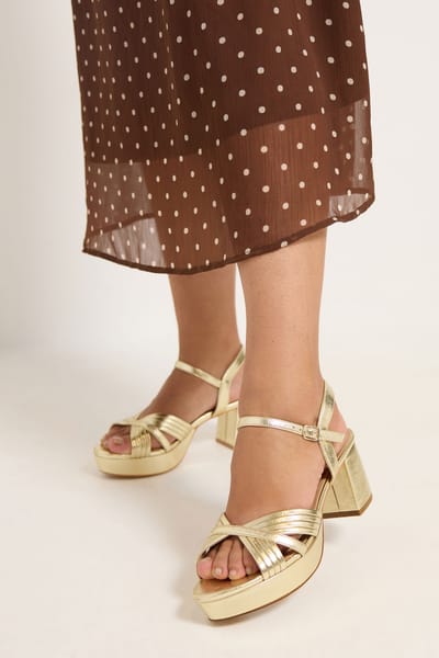 Yours Goudkleurige Plateausandalen Met Knoopdetail In Brede Epasvormsize 37EEE
