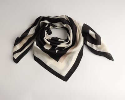 Rafaela Bandana Dames – 70x70 cm – Zwart Wit Beige Gestreept