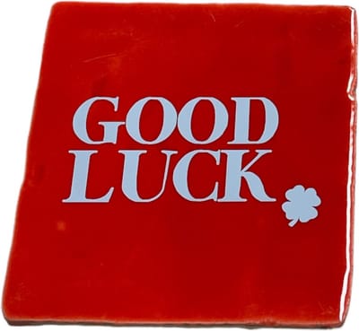 Hippe tegeltje met tekst: Good Luck | Rood met pastel blauw | Gepersonaliseerde cadeau | Hippe Spreuktegel | Nieuwe woning cadeau | Housewarming cadeau