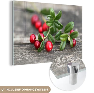 ® Glasschilderij 180x120 cm - Schilderij acrylglas - Cranberry's aan de tak op houten tafel - Foto op glas - Muurdecoratie woonkamer - Wanddecoratie slaapkamer - Schilderijen