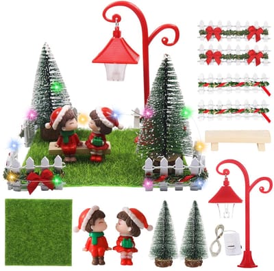 Dailygoods- Kerstversiering miniatuur tuinset - Mini kerstboom x 2 - Figuren x 2 - Houten stoel - Led-lichtsnoer - Hoogwaardige materialen - Miniatuurdecoratie