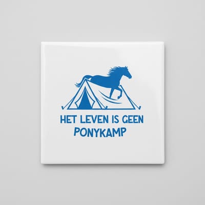 Grappige Paarden Tegel 15×15 cm – “Het Leven Is Geen Ponykamp” – Humoristische Keramische Wandtegel voor Paardenliefhebbers
