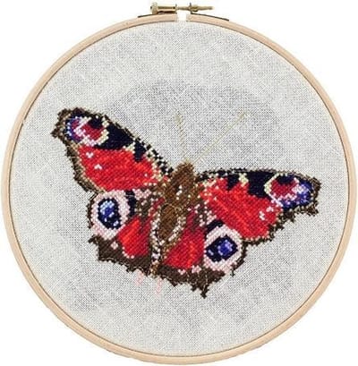 Pako Borduurpakket met telpatroon en code kaart - Dagpauwoog vlinder - 212.352 - voorgesorteerd garen - 100% linnen - 20 cm rond - DIY kit