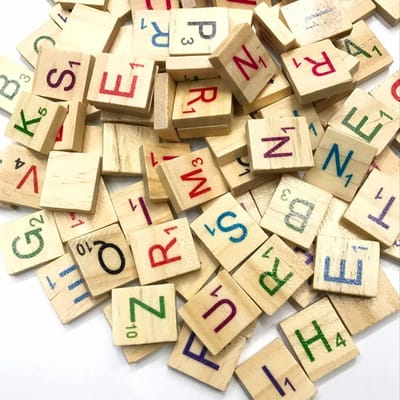 Houten letters gekleurd - 100 stuks - blokjes 2 cm bij 1,8 cm - Alfabet decoratie blokjes