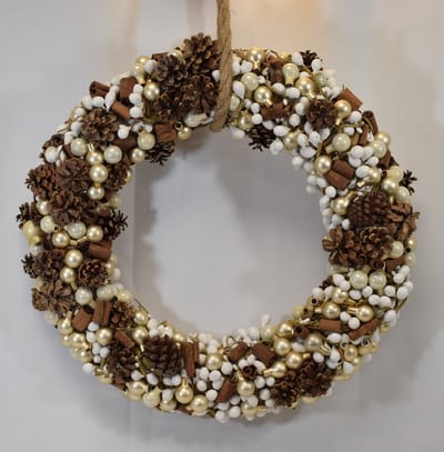 ZoeZo Design - krans - winterkrans - kerstkrans - bruin - ecru - dennenappels - kleine kerstballen - Ø 45 cm - natuurlijke materialen - kunststof - hout
