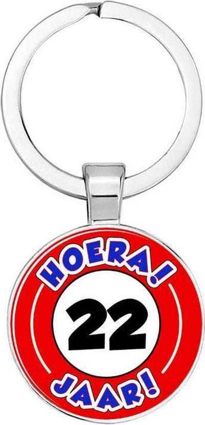 Akyol - Hoera 22 jaar Sleutelhanger - Verjaardag - Jarige job - Leuke kado voor iemand die bijna jarig is - 2,5 x 2,5 CM
