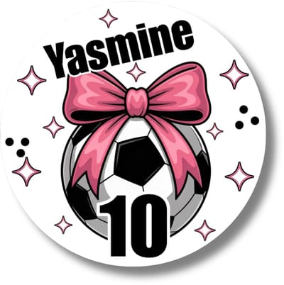 20 Gepersonaliseerde Voetbal Stickers met Naam & Leeftijd – Roze Strik – 4 cm – Kinderfeestje Voetbal Meiden – Traktatie Stickers