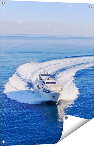 Gards Tuinposter Jachtboot op het Water in een Bocht - 60x80 cm - Tuindoek - Tuindecoratie - Wanddecoratie buiten - Tuinschilderij