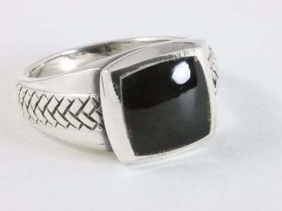 Zware bewerkte zilveren ring met onyx - maat 20