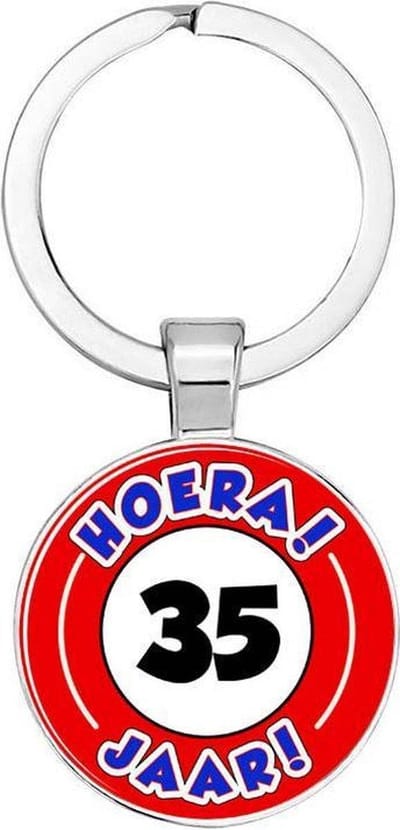Akyol - Hoera 35 jaar Sleutelhanger - Verjaardag - Jarige job - Leuke kado voor iemand die bijna jarig is - 2,5 x 2,5 CM